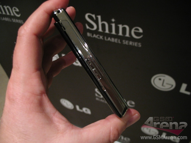Illustration for article titled LG KF510 Cellphone Is as Thin as the Ninjas Holding It